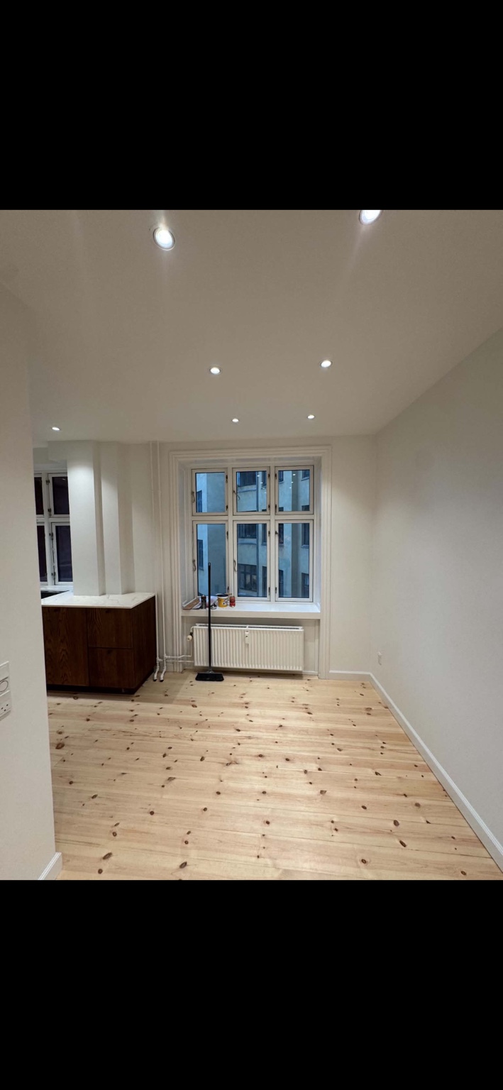 Færdigt rum med nymalede vægge og loft